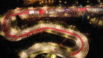 Antalya’da Cumhuriyet’in 102’nci yılı, yüzlerce vatandaşın katılımıyla düzenlenen Fener Alayı’nda