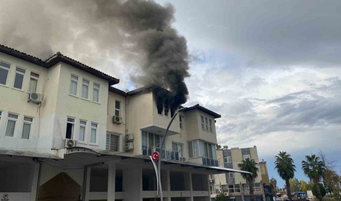 Antalya’nın Serik ilçesinde bir binanın ikinci katındaki daire, çıkan yangında