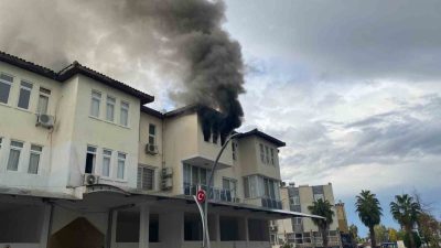 Antalya’nın Serik ilçesinde bir binanın ikinci katındaki daire, çıkan yangında