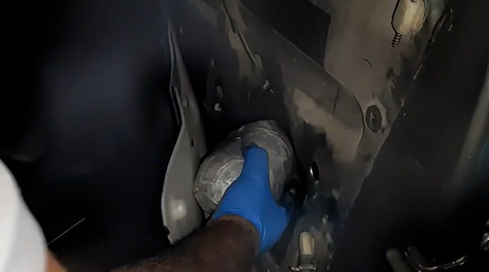 Antalya’da uyuşturucu ticareti yaptığı belirlenen 3 şüpheli, narkotik ekiplerinin düzenlediği