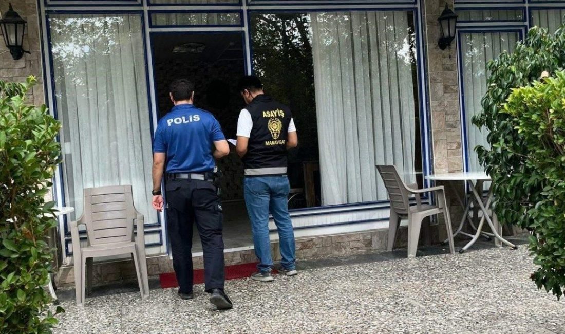 Antalya’da polis ekiplerince kent genelinde gerçekleştirilen operasyonlarda aranan şahıslar yakalandı.