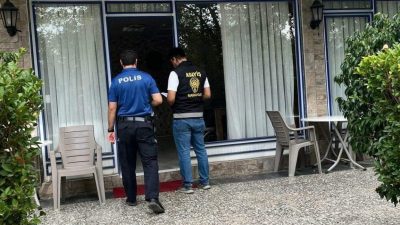 Antalya’da polis ekiplerince kent genelinde gerçekleştirilen operasyonlarda aranan şahıslar yakalandı.