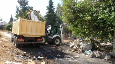 Antalya’nın Kepez ilçesinde yabancı uyruklu kişiler tarafından çöplerden toplanan atıkların