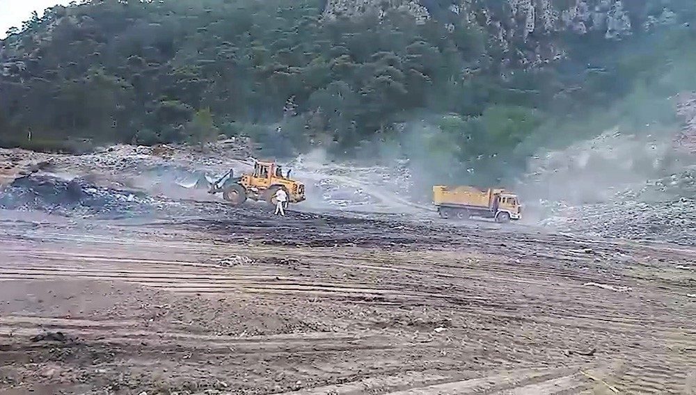 Çevre, Şehircilik ve İklim Değişikliği Bakanlığı ekipleri, toprak alana ve