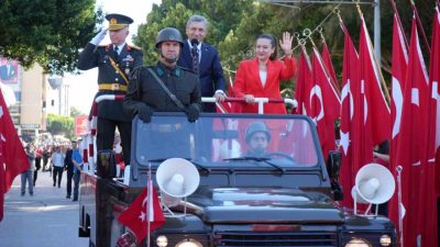 Antalya’da 29 Ekim Cumhuriyet Bayramı, Cumhuriyet Meydanı’nda düzenlenen törenlerle büyük