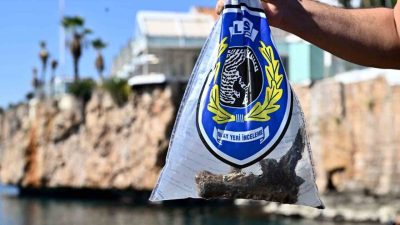 Antalya’nın Muratpaşa ilçesinde belediye dalgıçları tarafından Kaleiçi Yat Limanı’nda gerçekleştirilen