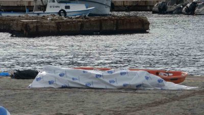 Antalya’da denizde bir erkek cesedi bulundu. Kimliği belirsiz ceset, ölüm