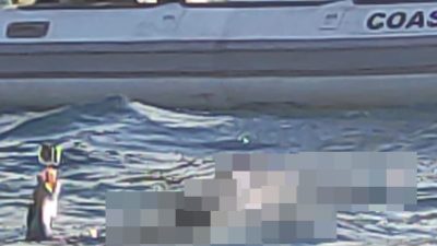 Antalya’da denizin falezlere yakın kısmında üzerinde şort ve yüzünde dalış