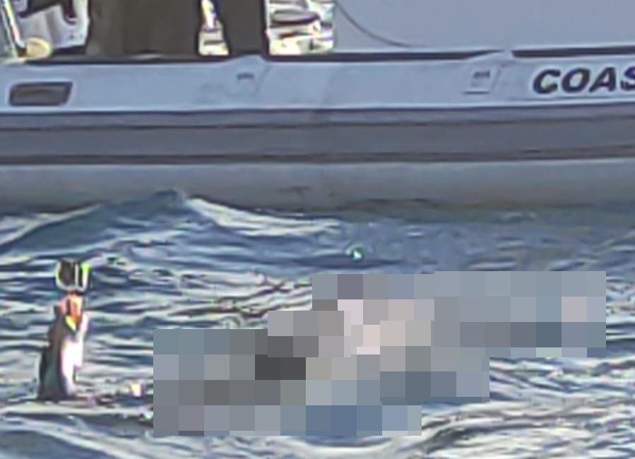 Antalya’da denizin falezlere yakın kısmında üzerinde şort ve yüzünde dalış