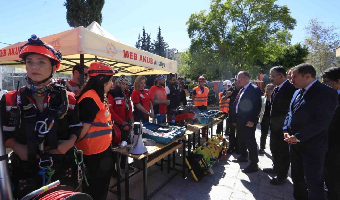 Antalya’da deprem tahliye tatbikatı gerçekleştirildi 13 Ekim Dünya Afet Risklerinin Azaltılması Günü kapsamında, Antalya genelinde