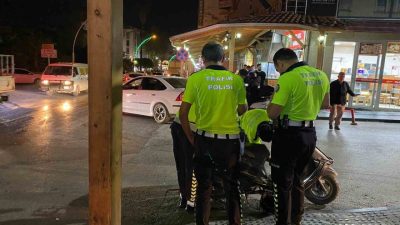 Antalya’nın Serik ilçesinde devrilen motosikletin sürücüsü ağır yaralandı. Kaza anı