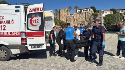 Antalya’da denizde jetski kullanan vatandaşların bir kişinin yaklaşık 35 metrelik