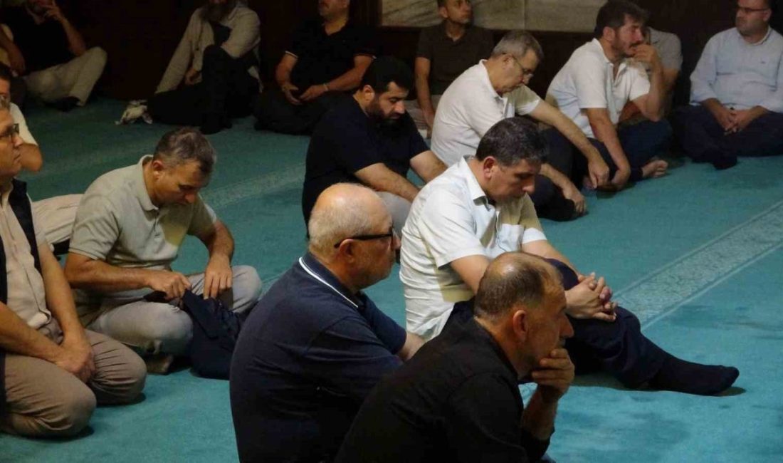 Antalya Muratpaşa Camii’nde yatsı namazının ardından düzenlenen programda Filistinliler için