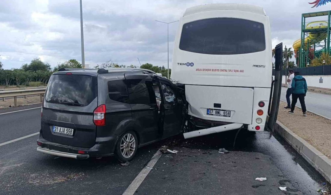 Antalya’nın Manavgat ilçesinde hafif ticari aracın yolcu midibüsüne arkadan çarpması