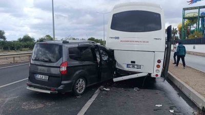 Antalya’nın Manavgat ilçesinde hafif ticari aracın yolcu midibüsüne arkadan çarpması