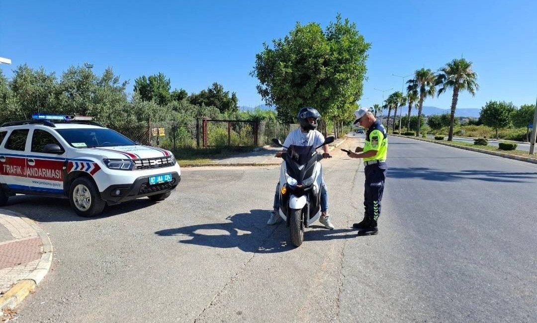 Antalya’da jandarma ekipleri, motosiklet ve motorlu bisikletlere yönelik denetim gerçekleştirdi.