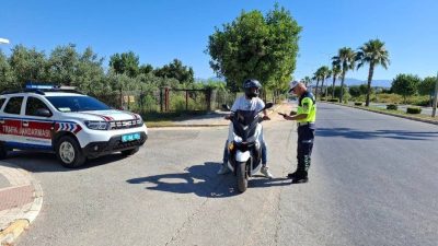 Antalya’da jandarma ekipleri, motosiklet ve motorlu bisikletlere yönelik denetim gerçekleştirdi.
