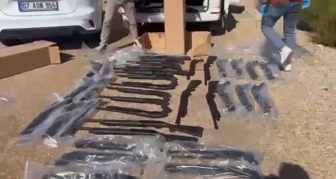 Antalya İl Jandarma Komutanlığı ekipleri, Kepez ilçesinde düzenlediği operasyonda ateşli