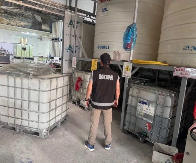 Antalya’da kaçak alkol operasyonu: 14 bin 884 litre kaçak alkol ele geçirildi Antalya’da polis ekiplerince Kepez ve Muratpaşa ilçelerinde düzenlenen operasyonda 14