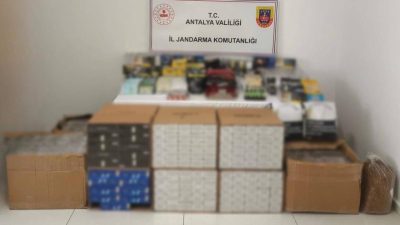 Antalya’nın Kaş ilçesinde düzenlenen operasyonda yüklü miktarda kaçak tütün ve