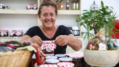 Antalya Büyükşehir Belediyesi’nin desteklediği kadın kooperatiflerinde kışlık ürünlerin üretimi başladı.