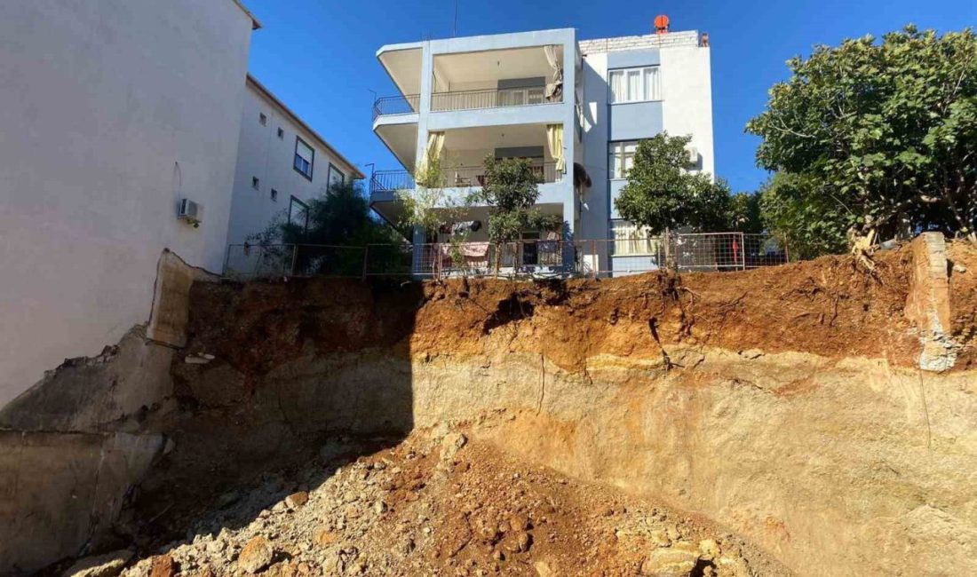 Antalya’nın Serik ilçesinde temel kazısı yapılan inşaat alanında meydana gelen