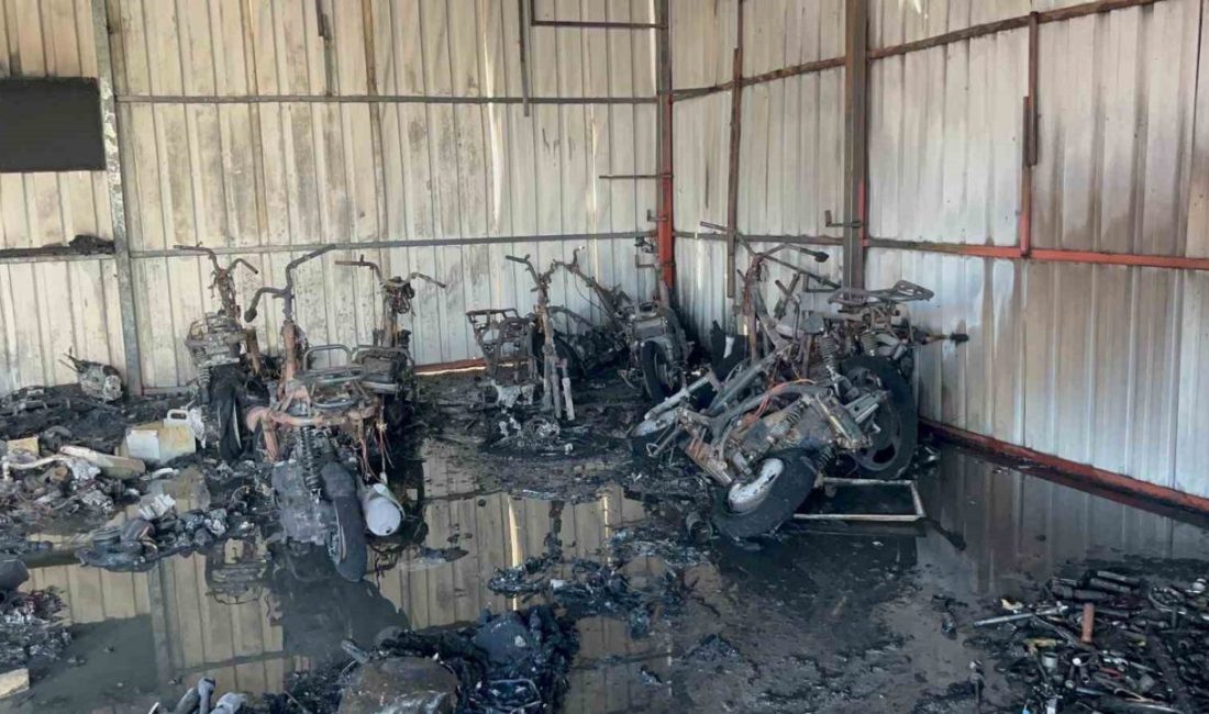 Antalya’nın Alanya ilçesinde motosiklet servisinde çıkan yangında 10’dan fazla motosiklet