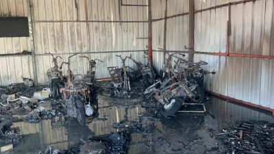 Antalya’nın Alanya ilçesinde motosiklet servisinde çıkan yangında 10’dan fazla motosiklet