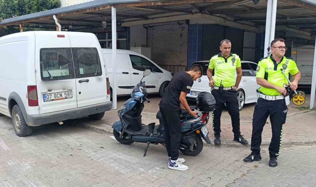Antalya’da iki motosikletin çarpışması sonucu meydana gelen kazada 3 kişi