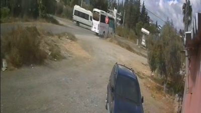 Antalya’nın Manavgat ilçesinde ilkokul öğrencilerini taşıyan okul servisiyle midibüsün çarpışması