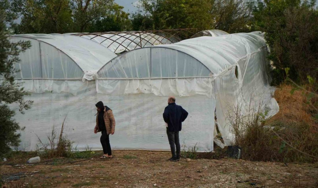 Antalya’nın Aksu ilçesinde etkili olan sağanak nedeniyle yollar göle dönerken,