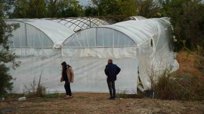 Antalya’nın Aksu ilçesinde etkili olan sağanak nedeniyle yollar göle dönerken,