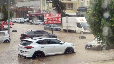Antalya’nın Aksu ilçesinde bugün öğle saatlerinde aniden bastıran sağanak yolları