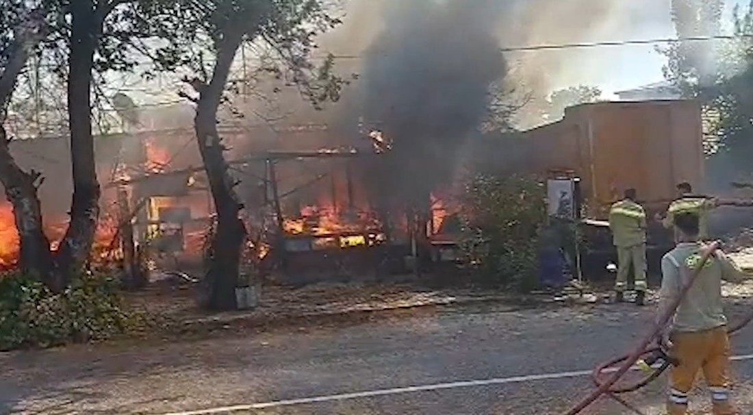 Antalya’da terk edilmiş baraka alev topuna döndü Antalya’nın Kemer ilçesinde, kullanılmayan bir gözlemecinin bulunduğu barakada çıkan yangın