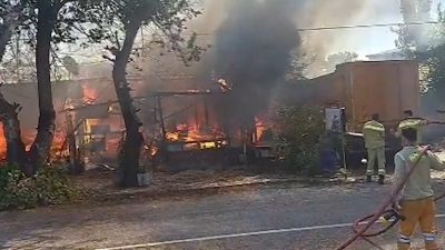 Antalya’nın Kemer ilçesinde, kullanılmayan bir gözlemecinin bulunduğu barakada çıkan yangın