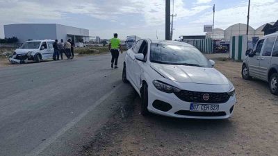 Antalya’nın Manavgat ilçesinde, U dönüşü yapmak isteyen hafif ticari araca