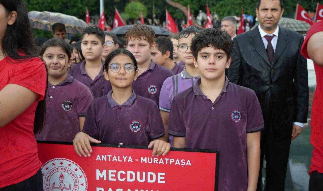 Antalya’da doluya dönen sağanak yağışa rağmen protokol, öğrenciler ve vatandaşlar,