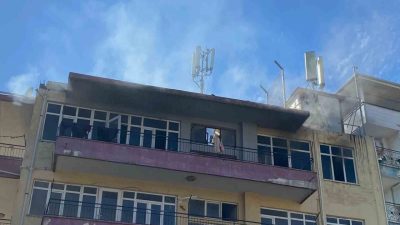 Antalya’nın Serik ilçesinde 5 katlı bir apartmanın en üst katında