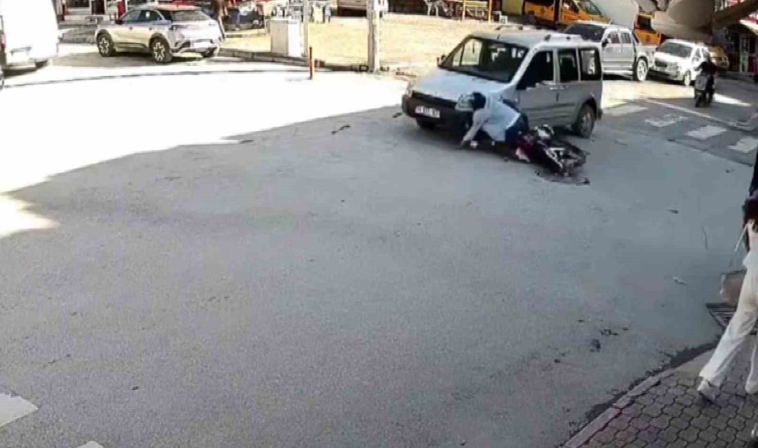 Hatay’da sürücüsünün direksiyon hakimiyetini kaybetmesiyle devrilen motosiklet, hafif ticari araçla