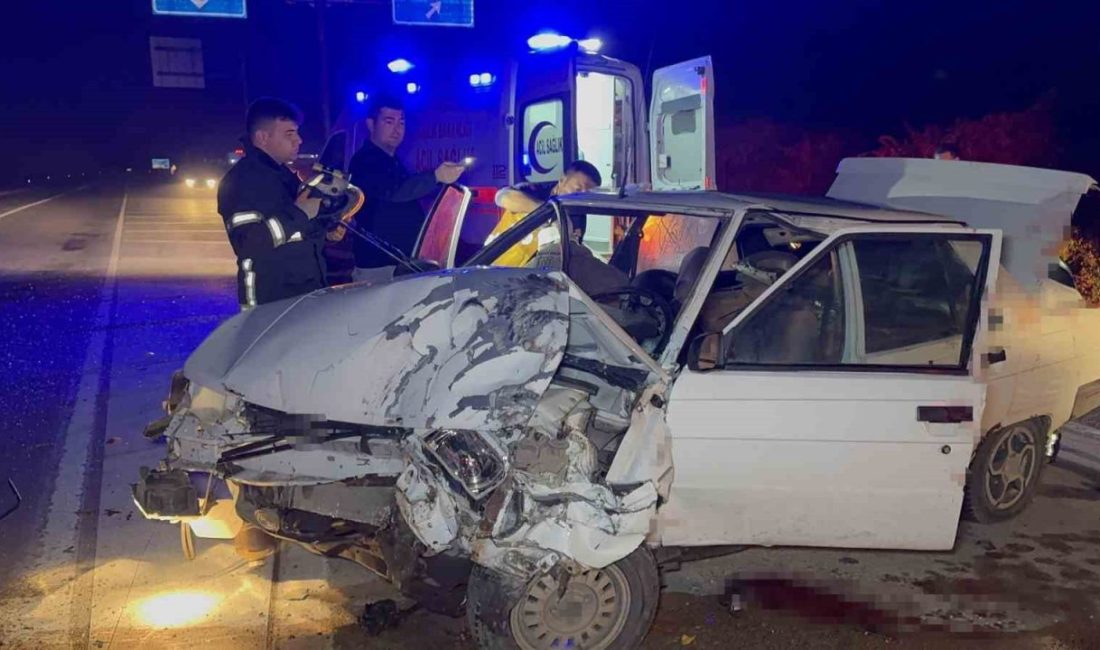 Edirne’de kaza sonucu otomobilde sıkışan yaralılar ambulans ve itfaiye ekipleri