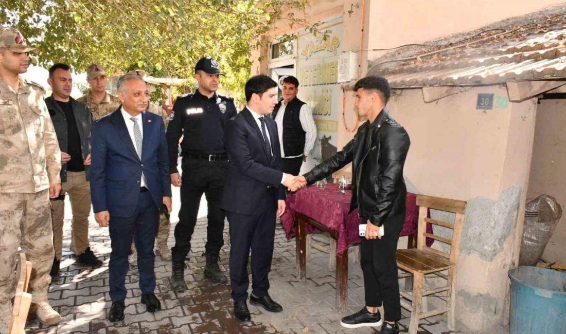 Aralık Kaymakamı Gülnar, esnaf ve vatandaşların taleplerini dinledi Kaymakam Fatih Gülnar, ilçe merkezinde gerçekleştirdiği ziyaretlerde esnaf ve vatandaşlarla