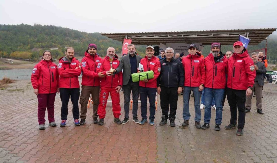 Arama kurtarma ekipleri Ericek Adrenalin Park’ta yarıştı Bursa’da, AFAD koordinasyonunda düzenlenen Macera Takım Yarışması, soğuk ve yağmurlu