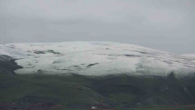 Ardahan’ın yüksek kesimleri, yağan karla birlikte beyaza büründü. Ardahan ile