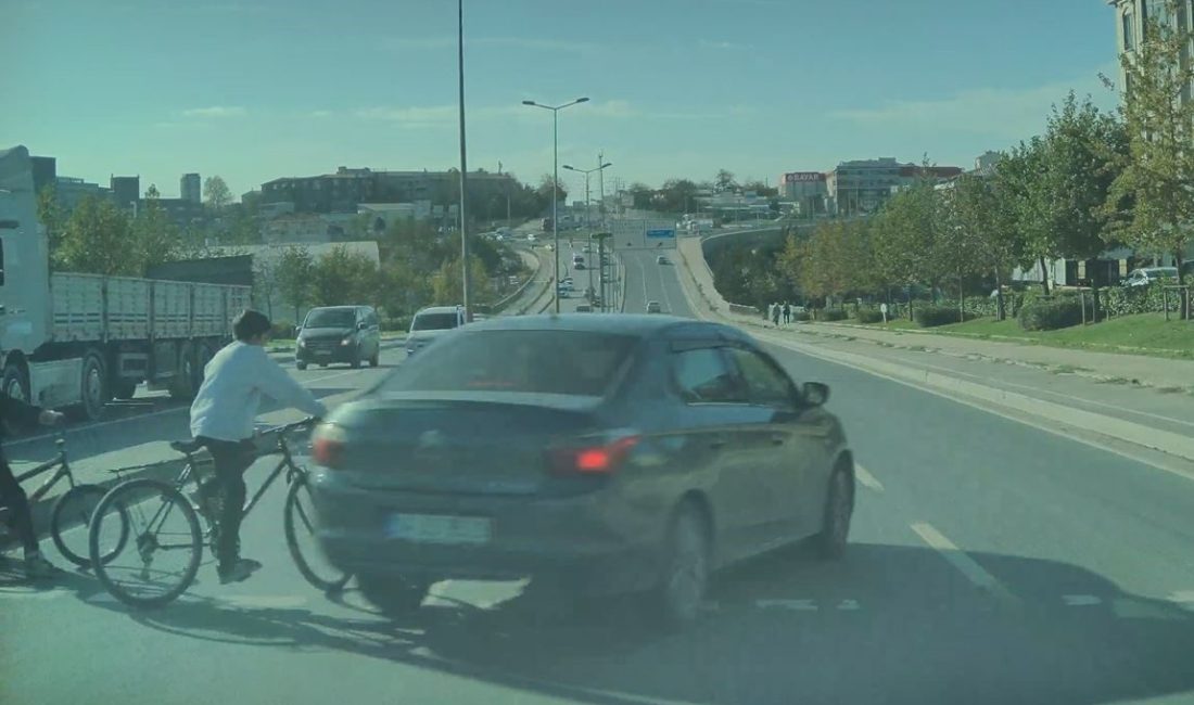 İstanbul’un Arnavutköy ilçesinde kırmızı ışıkta geçen otomobil sürücüsü, bisikletli iki