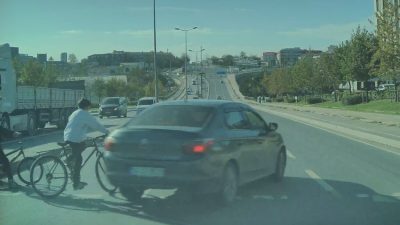 İstanbul’un Arnavutköy ilçesinde kırmızı ışıkta geçen otomobil sürücüsü, bisikletli iki