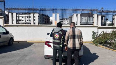 Arnavutköy’de, kırmızı ışıkta geçip yaya yolundan geçen çocukları tehlikeye atan