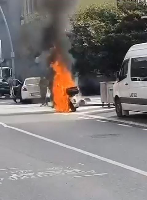 İstanbul Arnavutköy’de seyir halindeki motosiklet alev alev yandı. Motosiklet demir