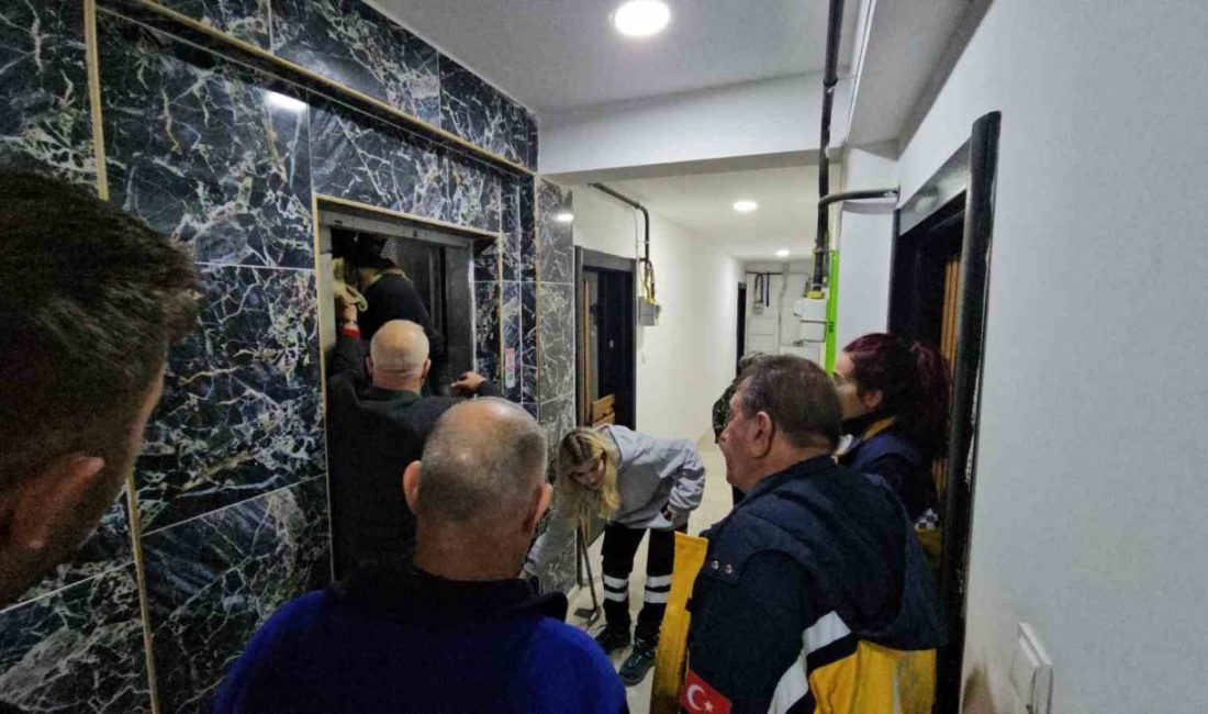 Asansörde mahsur kalan vatandaş kurtarıldı Kırklareli’nin Pınarhisar ilçesinde bir apartmandaki asansörün arıza yapması sebebiyle mahsur