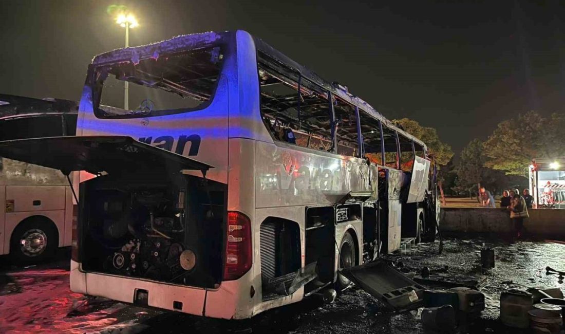 AŞTİ’de otobüs yangını paniğe neden oldu Ankara Şehirlerarası Terminal İşletmesi (AŞTİ) otoparkında boş otobüste çıkan yangın