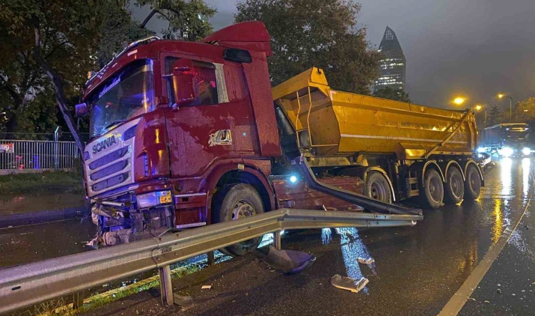 İstanbul Ataşehir’de yağış nedeniyle kayganlaşan yolda virajı dönerken kontrolden çıkan